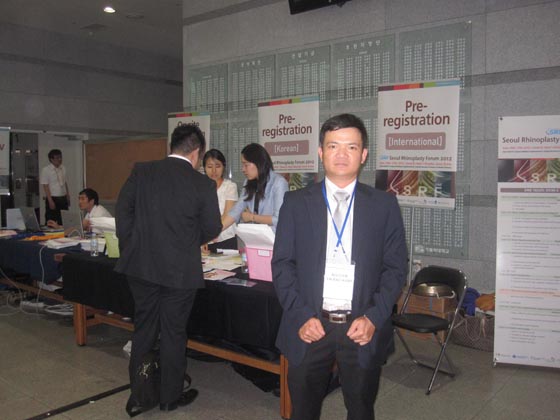 Bác sĩ Khanh tại hội nghị chuyên về " Phẫu thuật mũi Hàn Quốc" tại Hàn Quốc 2012